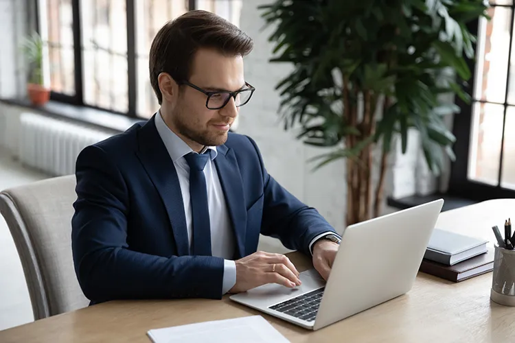 Hombre frente a su computador