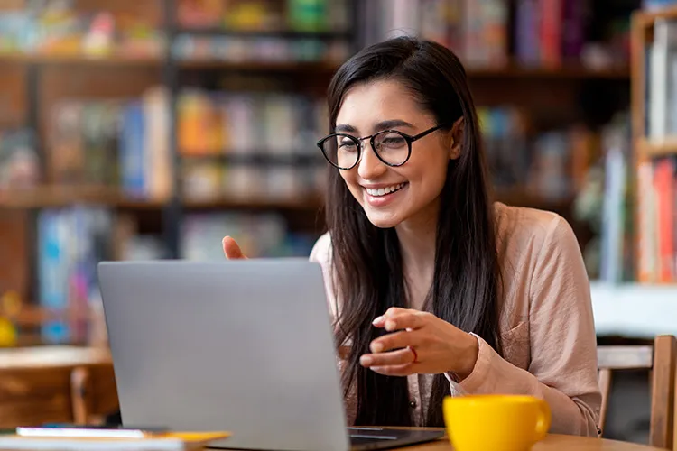 Persona leyendo libro en su computador