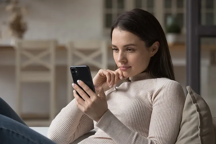 Mujer revisando su celular