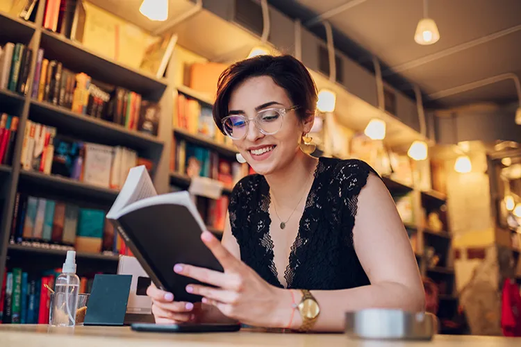 Mujer en biblioteca Colsubsidio