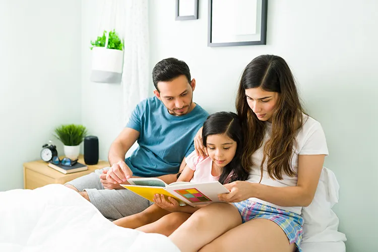 Familia leyendo libro de cuentos