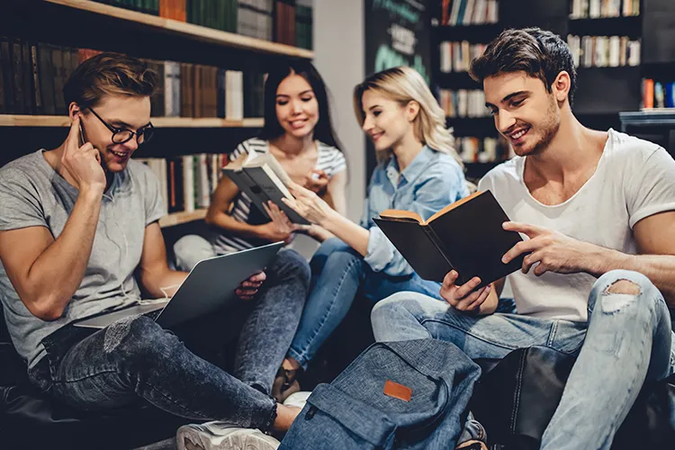 Jóvenes reunidos leyendo