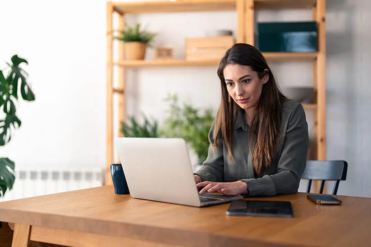 Mujer frente a su computador