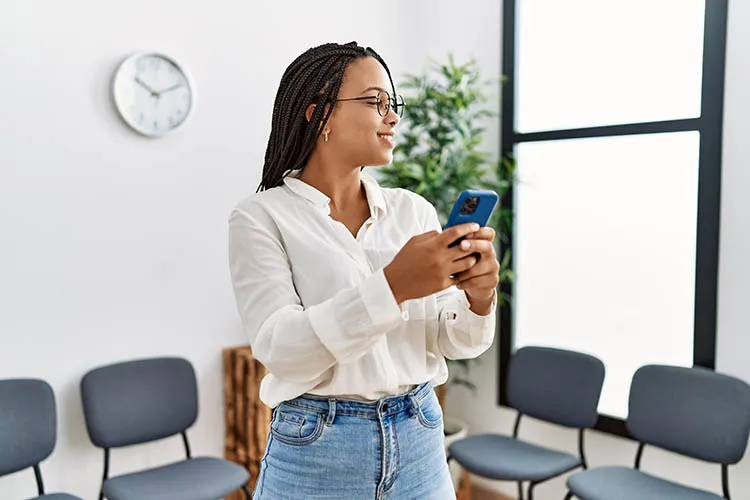 Mujer con su celular