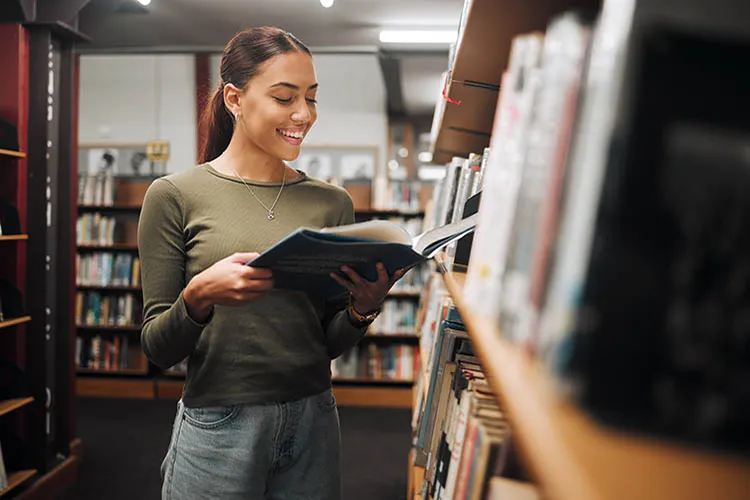 Mujer leyendo en biblioteca