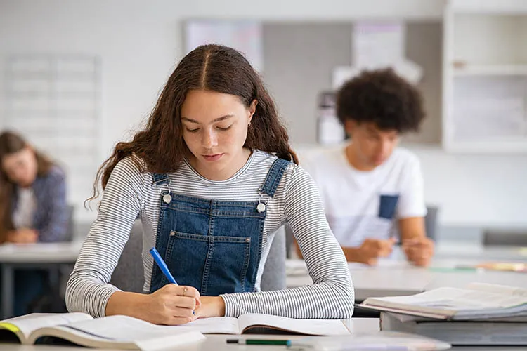 Mujer joven estudiando