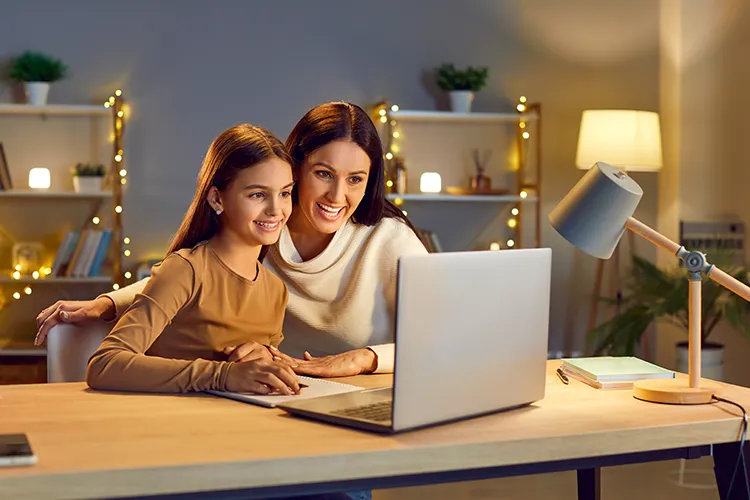 Madre e hija revisando el computador