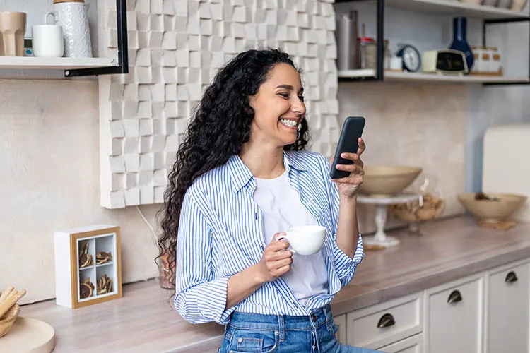 Mujer revisando su celular