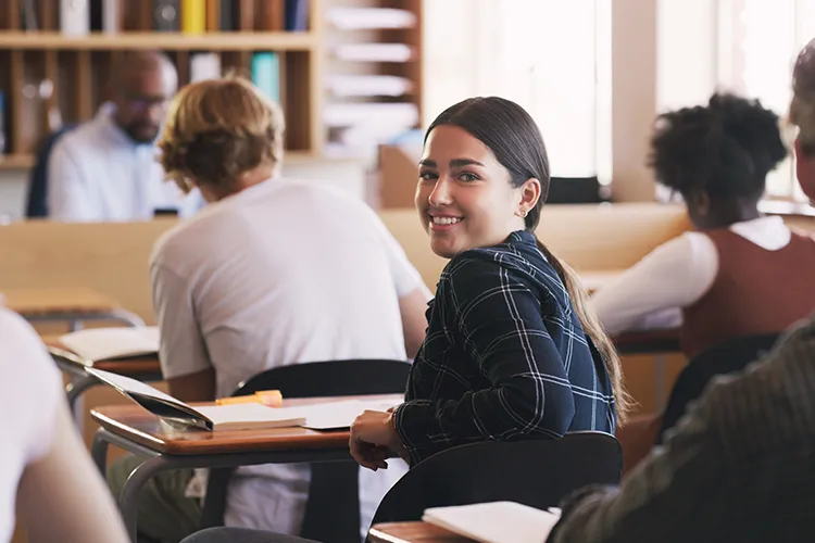 Mujer en clase sonriendo