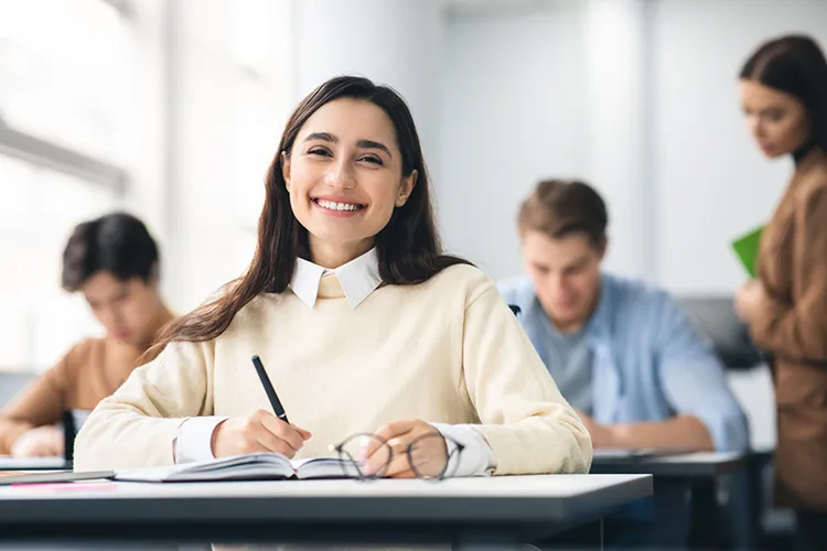 Mujer estudiando y sonriendo