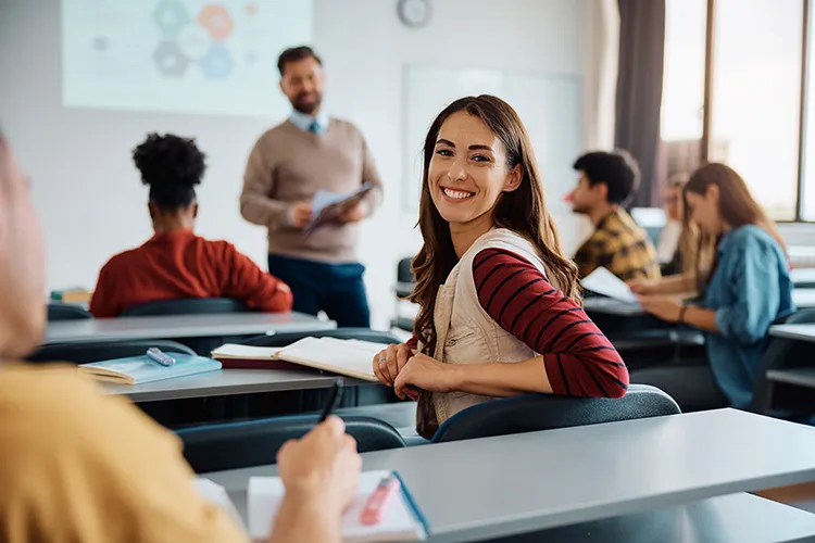 Mujer estudiando y sonriendo