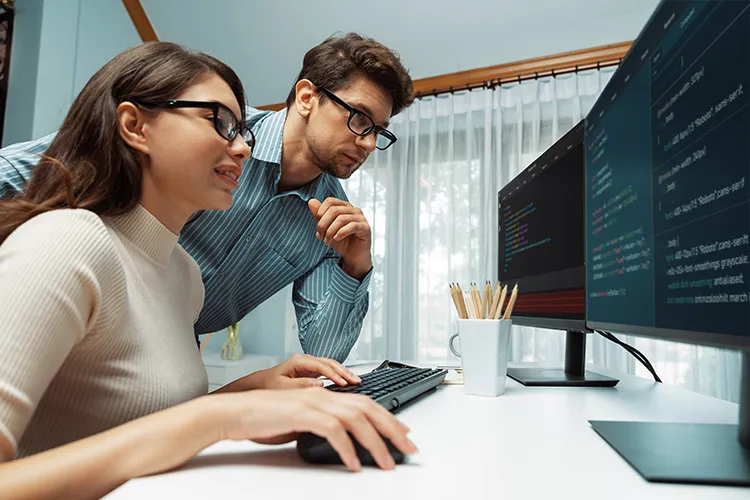 Mujer en clase de tecnología