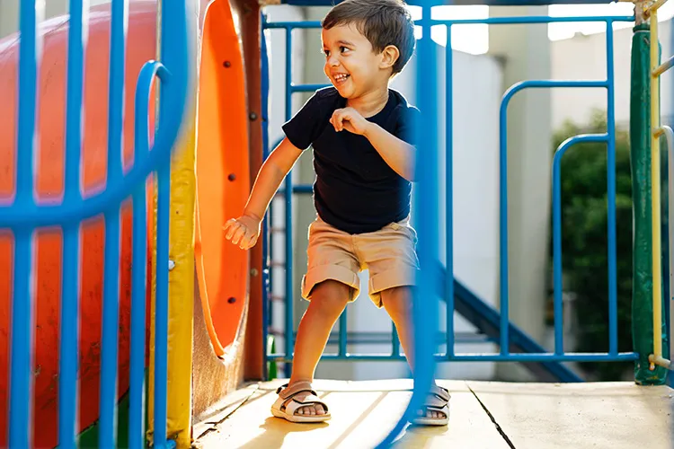 Niño en parque de juegos