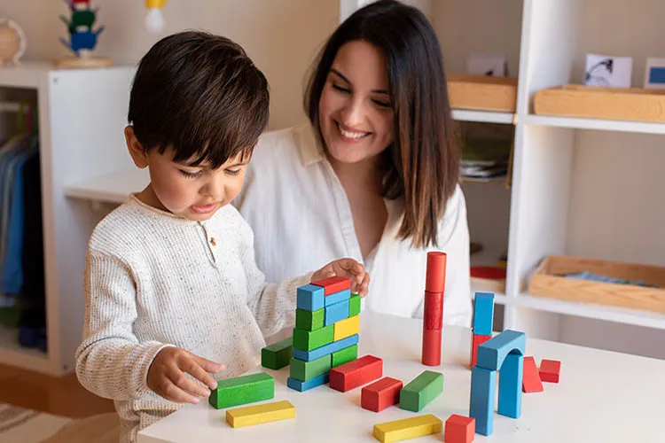 Niño jugando con su madre