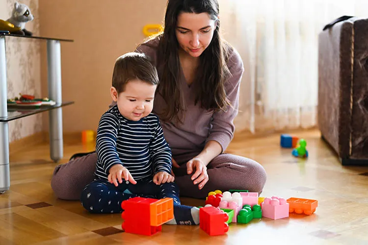 Bebé en salón de juegos