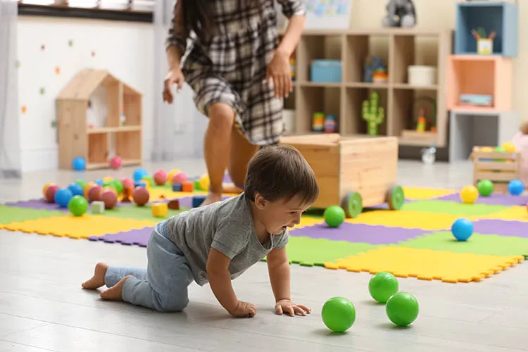 Niño en cuarto de juegos