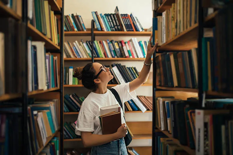 Mujer en biblioteca