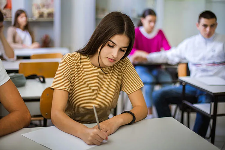 Mujer estudiando