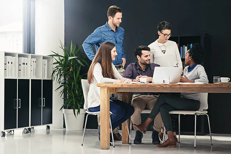 Personas reunidas trabajando