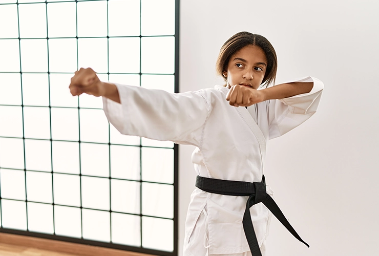 Niña haciendo artes marciales