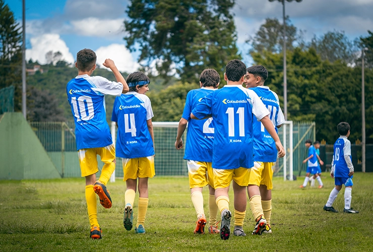 Equipo de alto rendimiento de futbol de niños