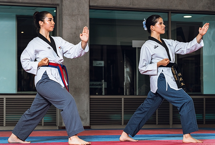 Personas en escuela deportiva taekwondo