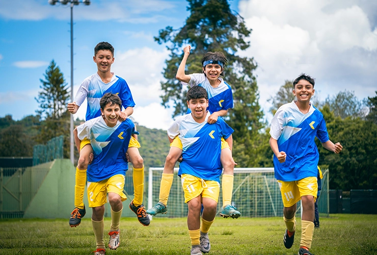 Niños jugando escuela deportiva