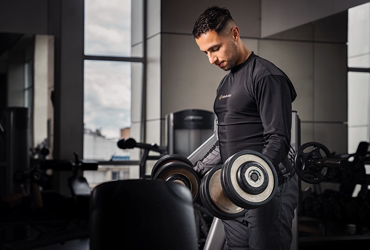 Persona entrenando en gimnasio