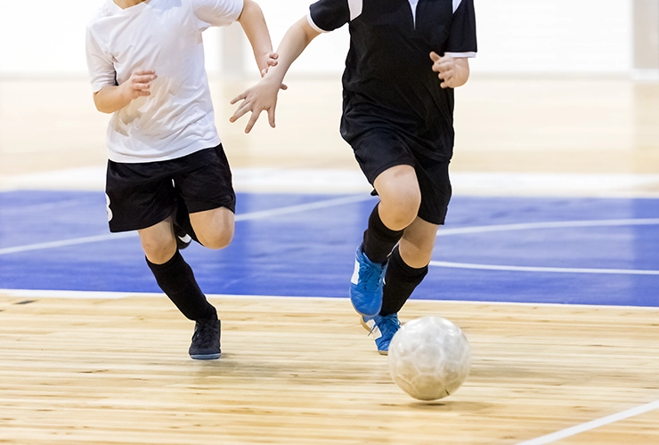 Niños jugando futbol de salón