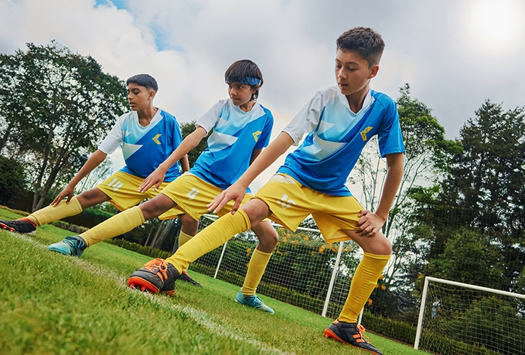 Niños en escuela deportiva de futbol