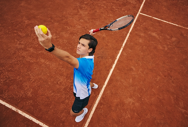 Persona en escuela deportiva de tenis