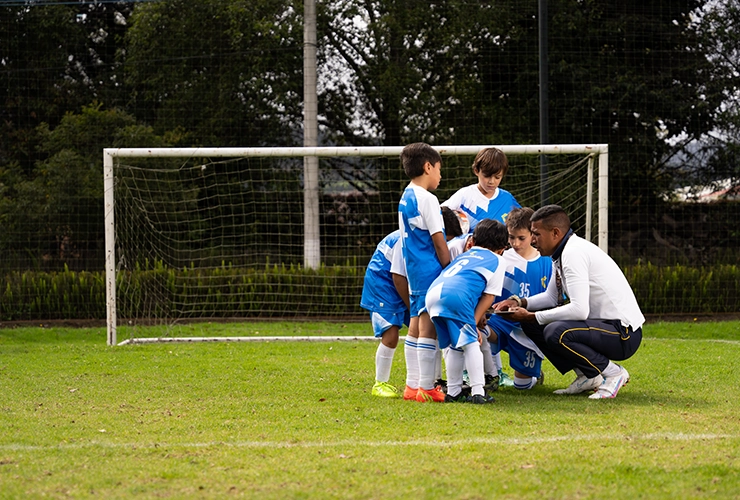 Niños en escuela deportiva de futbol