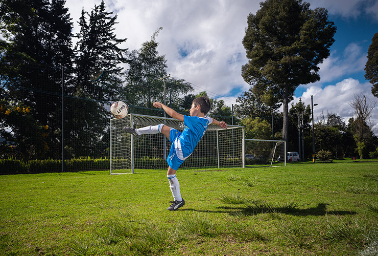 Niño jugando futbol