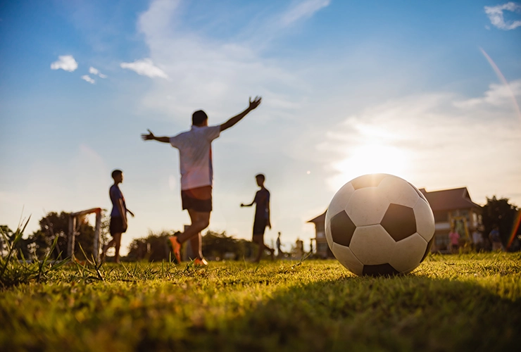 Persona practicando futbol