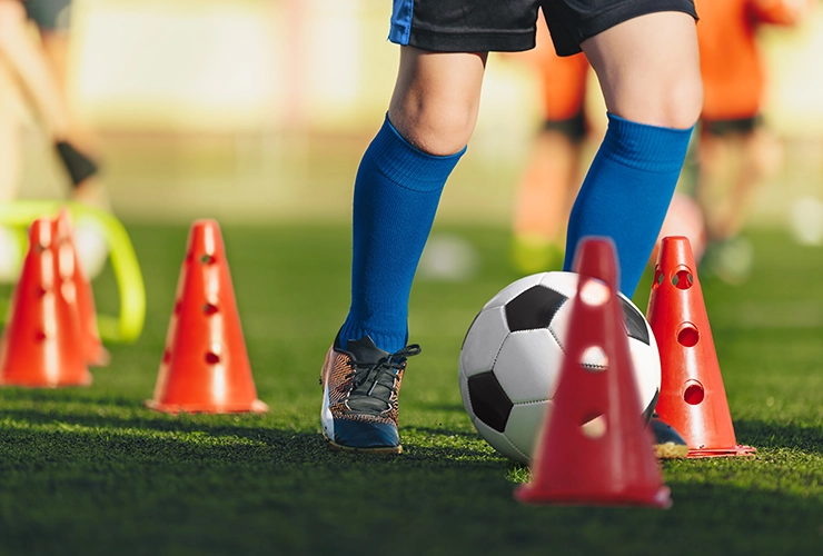 Niño en escuela de futbol