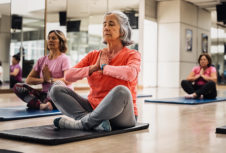 Yoga para adultos mayores en el gimnasio