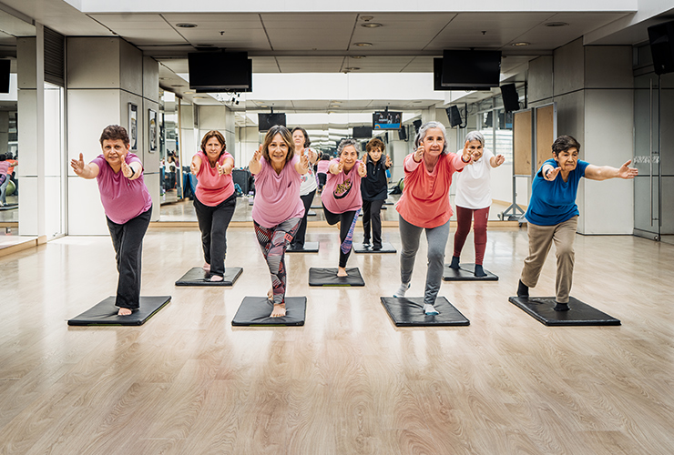 Clase grupal de yoga