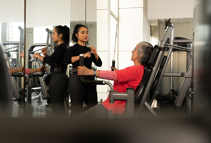 Persona haciendo ejercicio con entrenador