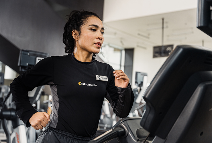 Mujer en caminadora en el gimnasio