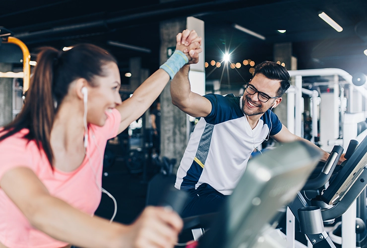 Personas haciendo ejericio en gimnasio