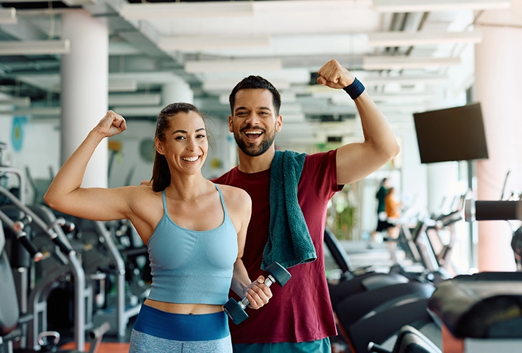 Personas felices haciendo ejericio en gimnasio