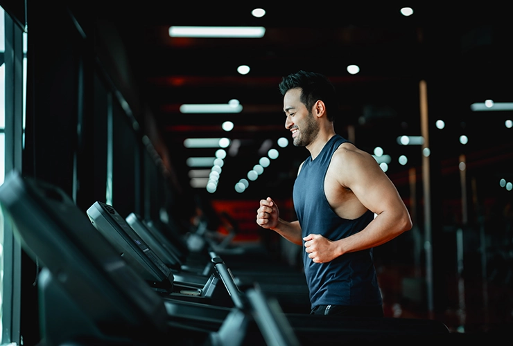 Persona haciendo ejercicio en el gimnasio