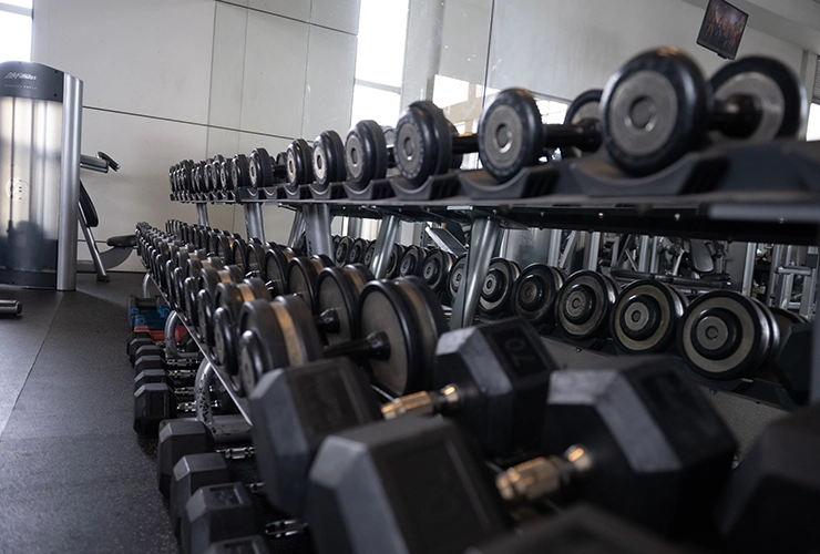 Espacios pesas en gimnasio