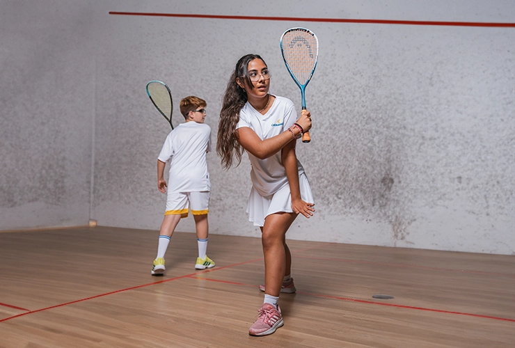 Niños jugando squash