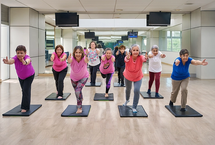 Personas de la tercera edad haciendo yoga