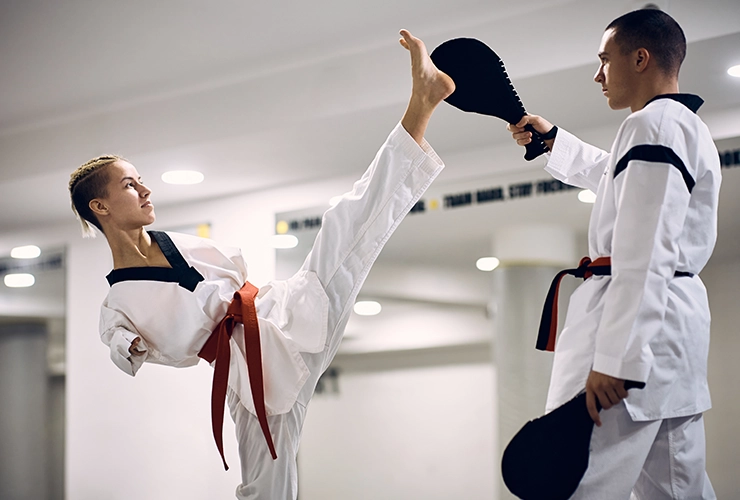 Jóvenes practicando karate