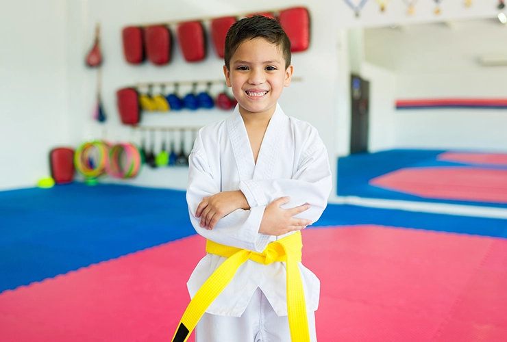 Niño en primera clase de karate