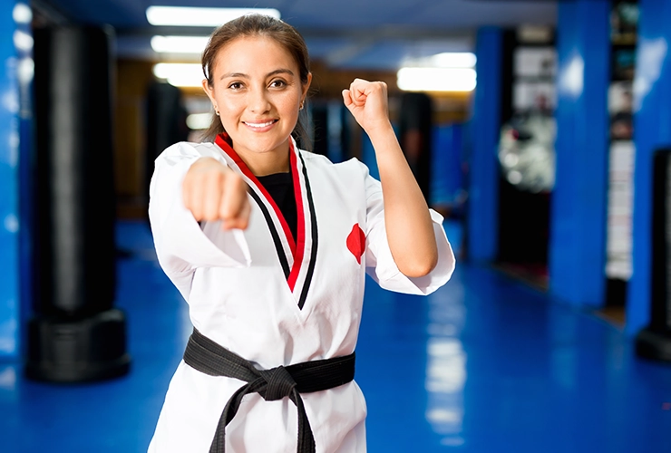 Mujer practicando karate