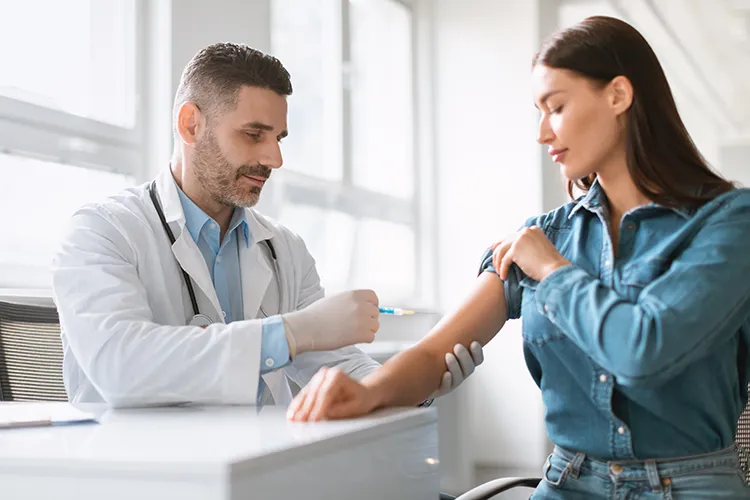 Medico vacunando a su paciente