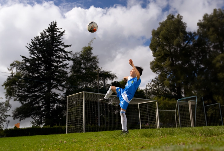 Niño con balón de futbol